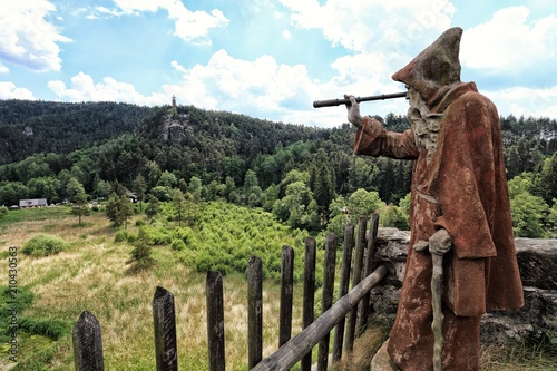 Fotomural Statue of hermit with the monocular looking to the landscape