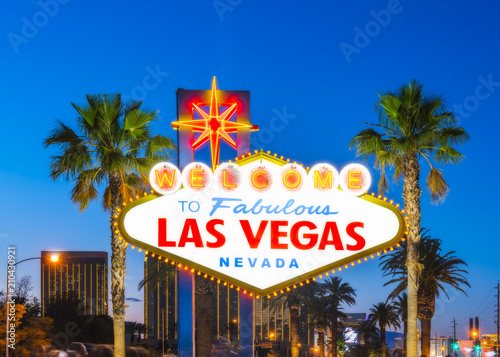Photo las vegas,nevada,usa. 5-17-17: las vegas sign at night.