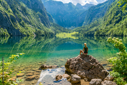Fotografie, Obraz Frau macht Yoga am Obersee beim Königssee