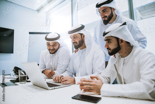 Obraz Dibond Arabski zespół biznesowy w biurze