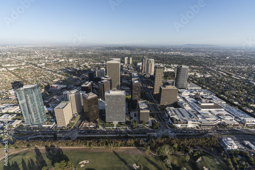 Zdjęcie XXL Pejzaż miejski widok z lotu ptaka Snata Monica bulwar i wieka miasto góruje w Los Angeles, Kalifornia.