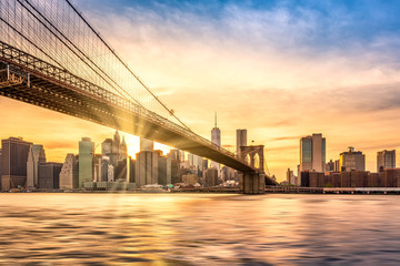 Fototapete - Sunset over Brooklyn Bridge in New York City
