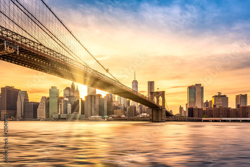 Foto Sunset over Brooklyn Bridge in New York City