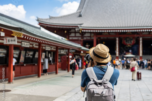 Zdjęcie XXL Młody podróżnik bierze fotografię Sensoji świątynia w Asakusa, Tokio, Japonia