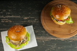 Fototapeta  - hamburgery z wołowiny i świeżymi warzywami