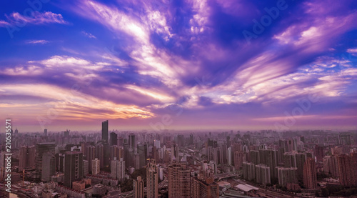 Plakat Szanghaj miasta widok w zmierzchu tle.