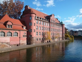 Strasbourg, vue sur un quai de l'Ill (France)