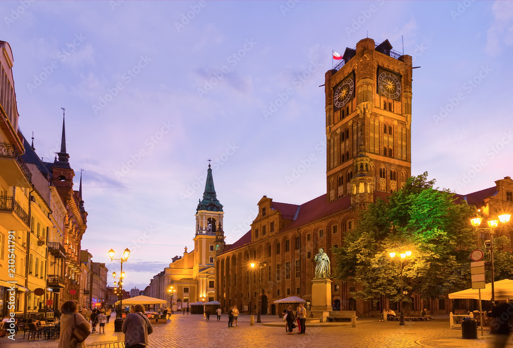 Obraz na płótnie Torun Town Hall and monument of Copernicus at night w salonie