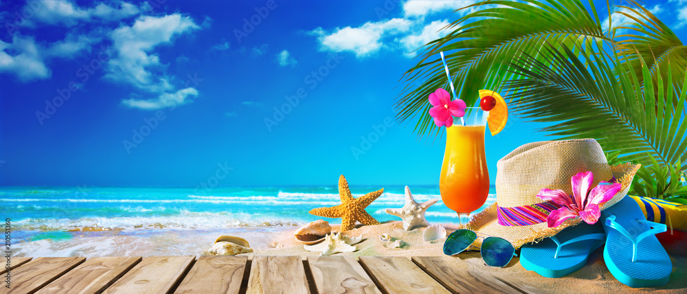 Straw hat and sunglasses on beach - obrazy, fototapety, plakaty 