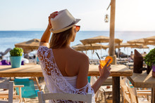 Blonde Frau Mit Aperitif In Der Hand In Einer Strandbar In Griechenland