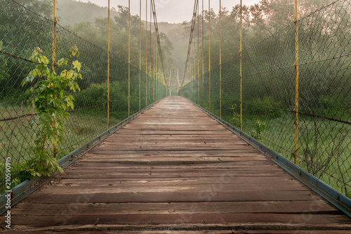 Dekoracja na wymiar  drewniany-most-dla-pieszych-wiszacy-nad-rzeka-w-porannej-mgle