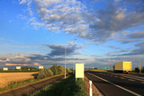 Fototapeta  - Tir na autostradzie o zachodzie słońca.