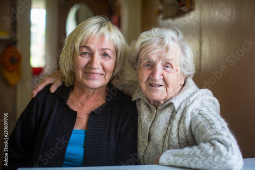 Fotografía An elderly woman with her adult daughter.