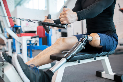 Fotomural Low section closeup of unrecognizable muscular man with prosthetic leg using wei