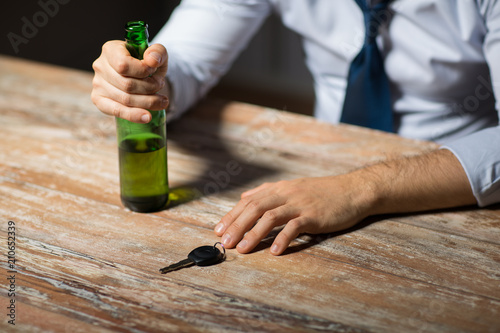 Fotografía alcohol abuse, drunk driving and people concept - close up of male driver hands