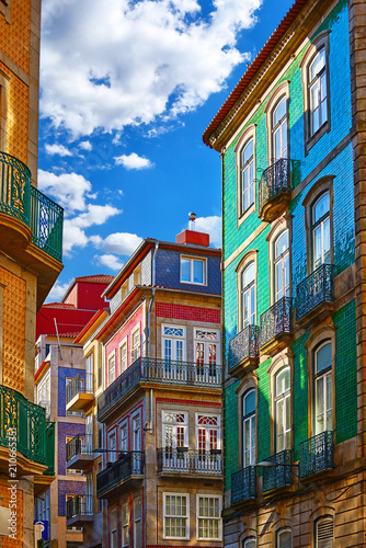 Fotografía Porto, Portugal. Traditional houses with walls, covered