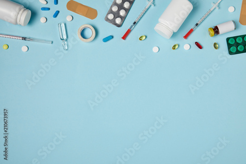 Fotografía top view of various medicines on blue surface