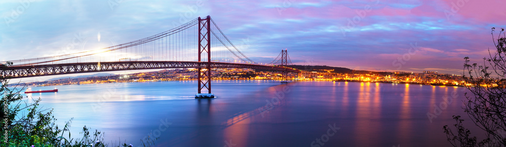 Fotografía panorámica de Puente de 25 de Abril sobre el rio Tajo en Lisboa,Portugal. - obrazy, fototapety, plakaty 