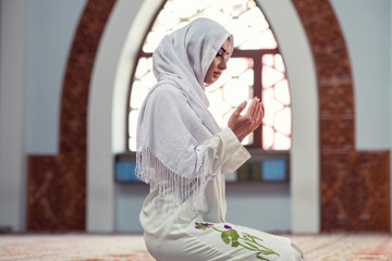 Poster - Arabic Young muslim woman praying in mosque