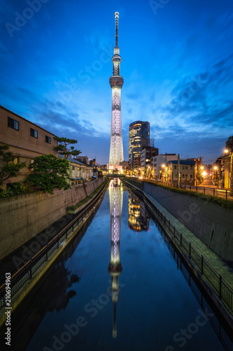 Plakat Tokio Skytree wierza przy nocą w Asakusa, Tokio, Japonia. Punkt orientacyjny w Japonii