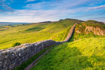 Canvas Print - Roman Wall near Caw Gap / Hadrian's Wall is a World Heritage Site in the beautiful Northumberland National Park. Popular with walkers along the Hadrian's Wall Path and Pennine Way