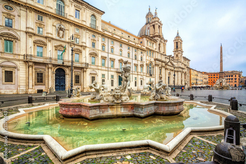 Zdjęcie XXL Piazza Navona kwadrat w Rzym, Włochy. Fontana del Moro (Moor Fountain). Rzymska architektura i punkt orientacyjny.