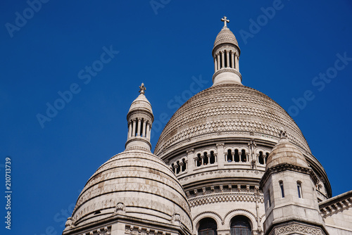 Plakat Paryż, Francja - 10 sierpnia 2017 r. Kopuły bazyliki Sacre Coeur lub Bazylika Najświętszego Serca w Paryżu na szczycie wzgórza Montmartre z bliska. Kościół rzymskokatolicki, popularna atrakcja turystyczna.