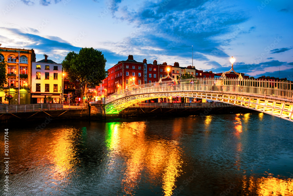 Obraz na płótnie Night view of famous illuminated Ha Penny Bridge in Dublin, Ireland at sunset w salonie