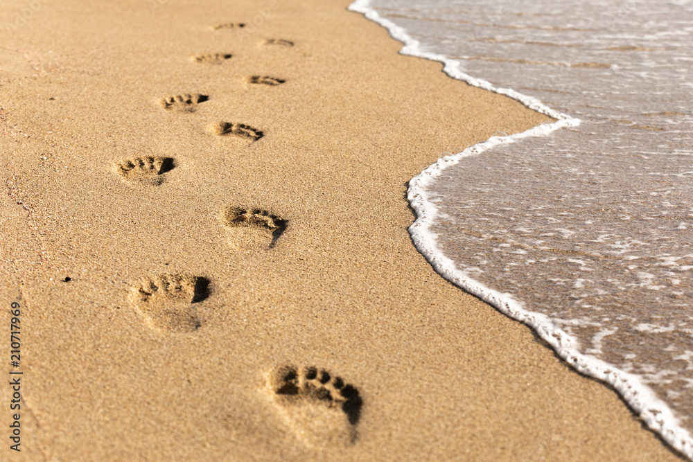 Stock-Foto „Fußspuren im Sand“ | Adobe Stock