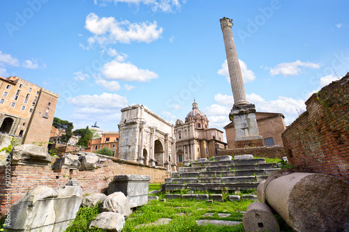 Plakat Kolumna Phocas i ruiny Forum Romanum, Rzym, Włochy