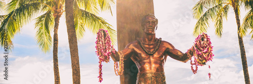 Fotografía Panoramic banner of Duke Kahanamoku statue on Kuhio Beach Park in Waikiki, Honolulu, Oahu, Hawaii travel vacation tourist destination