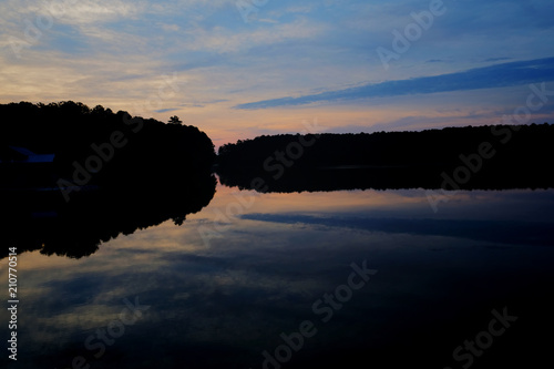 Αφίσα The early morning twilight sky reflects upon the calm water at Lake Johnson Park