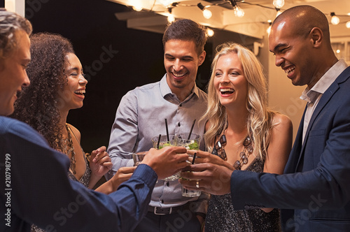Cuadros en Lienzo Friends toasting cocktail at night party