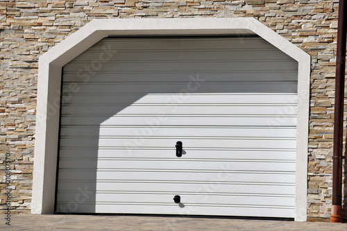 Modernes neues Garagentor weiss (Sektionaltor) – kaufen Sie dieses Foto