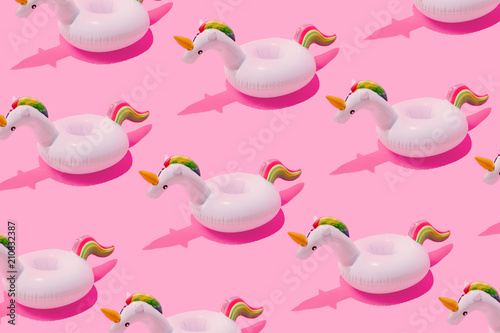 Fotomural Inflatable unicorn pool toy pattern on pastel pink background