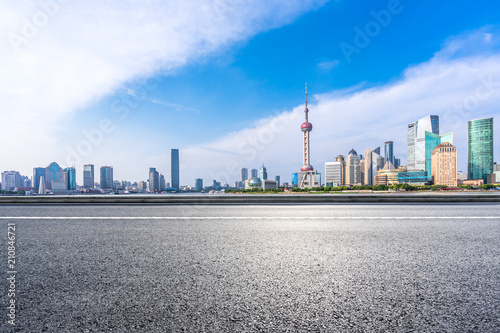 Zdjęcie XXL pusta asfaltowa droga z panoramę miasta