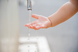 Fototapeta  - 水道で手を洗う子供の手