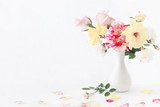 Fototapeta Desenie - roses oin vase on white background