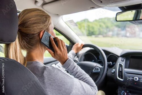 Junge Frau telefoniert beim Autofahren – kaufen Sie dieses Foto und finden Sie ähnliche Bilder ...
