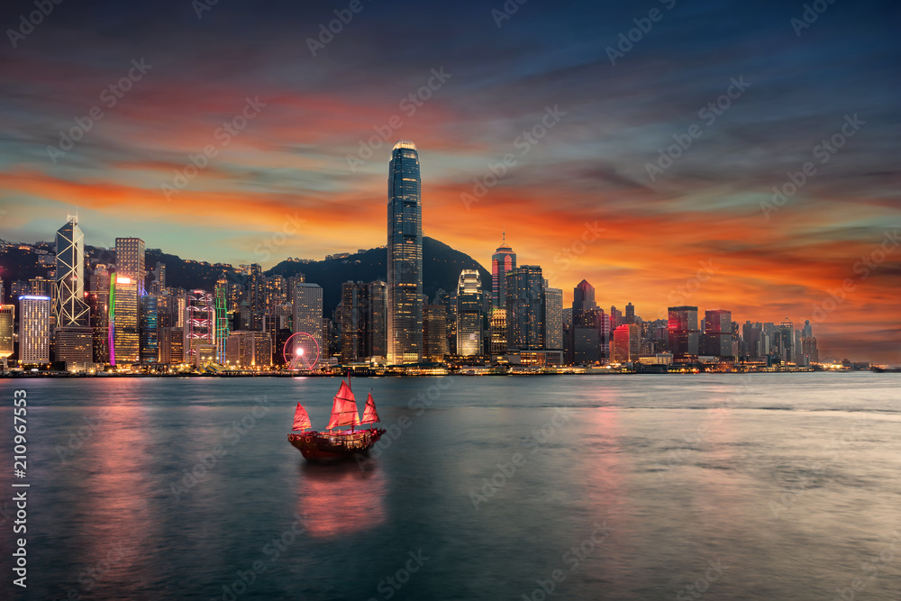 Blick auf den Victoria Harbour und die beleuchtete Skyline von Hong Kong nach Sonnenuntergang - obrazy, fototapety, plakaty 