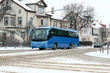 Reisebus auf schneeglatter Straße