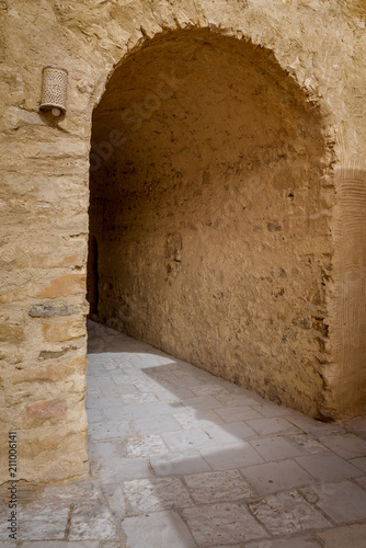 Fotografía Stone brick wall with aged vaulted passage