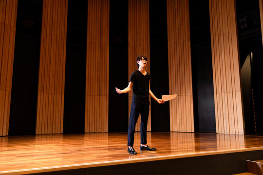 演技する男性