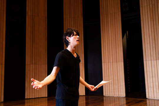 演技する男性