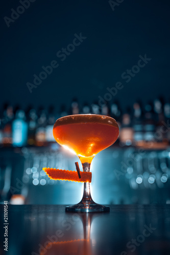 Fotomural orange cocktail on blue background;