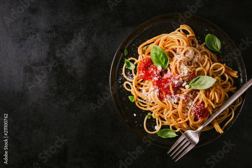 Fotomural Dark plate with italian spaghetti on dark
