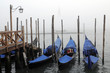 Gondeln im Nebel  am Markusplatz, hinten San Giorgio, Venedig, Venetien, Italien, Europa