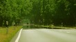 eine Straße in einer deutschen Landschaft flimmert im Sommer an einem sonnigen heißen Tag
