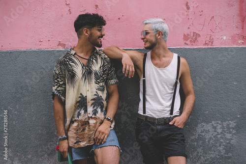Fotografía Couple boys enjoying on the street in Madrid city