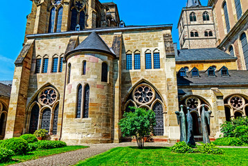 die hohe domkirche st. peter zu trier ist die älteste bischofskirche deutschlands und die mutterkirc